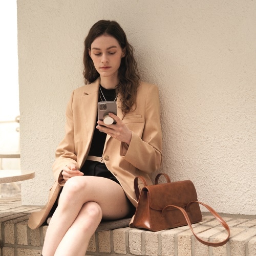 [ミンドヒ, オム ヒョンギョン, ムーンシャベットセリー着用クラシカルな長方形構造のバゲット型フラップトートバッグ] bernie _ brown, balck 32,435円