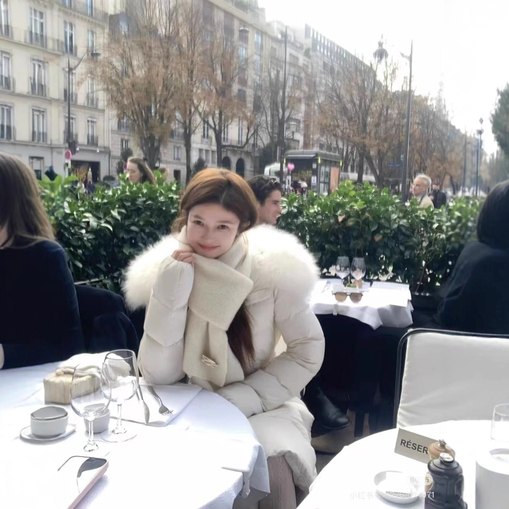 2025年冬新作韓国風ホワイトムーンライトウエストシェイプロングダウンジャケットスリミング効果と高級感のある大きなファーカラーホワイトダックダウンコート