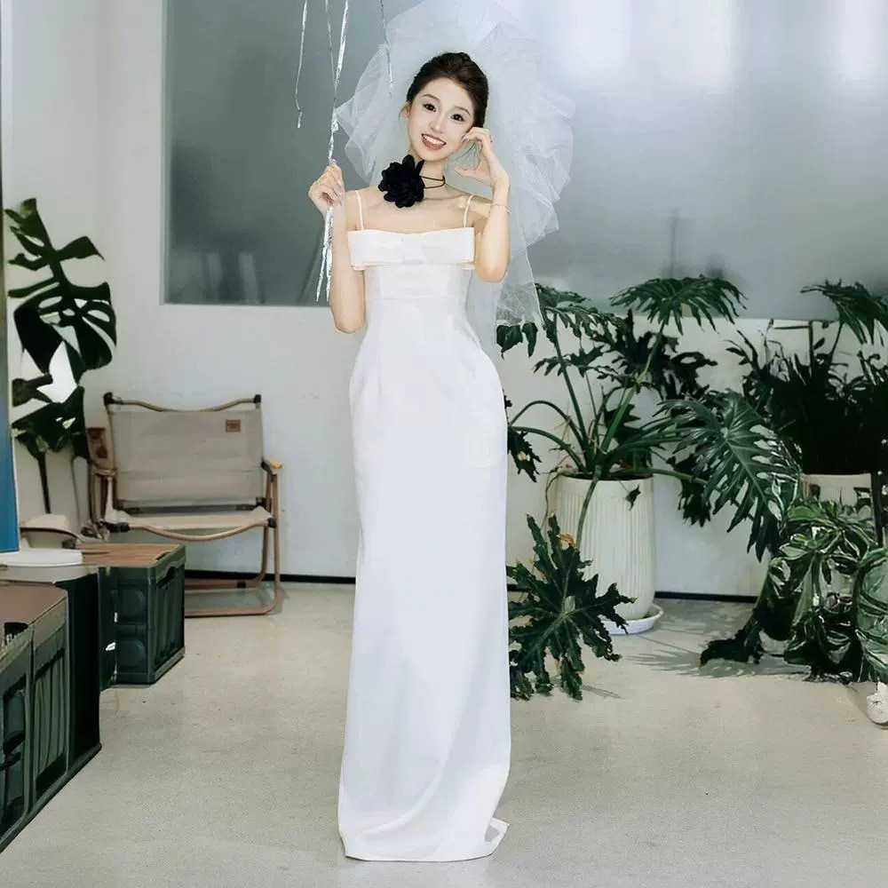 2025ホワイトライトウェディングドレステールスリングレスウェディングドレス花嫁のシンな旅行写真婚約ドレス