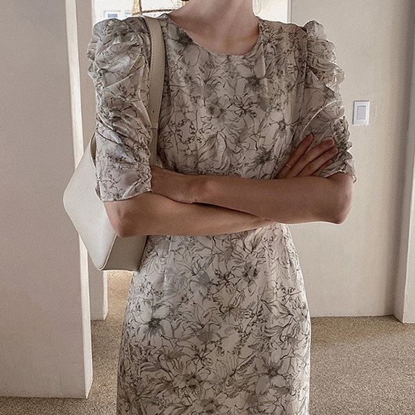 女性らしい花柄シースルーワンピース