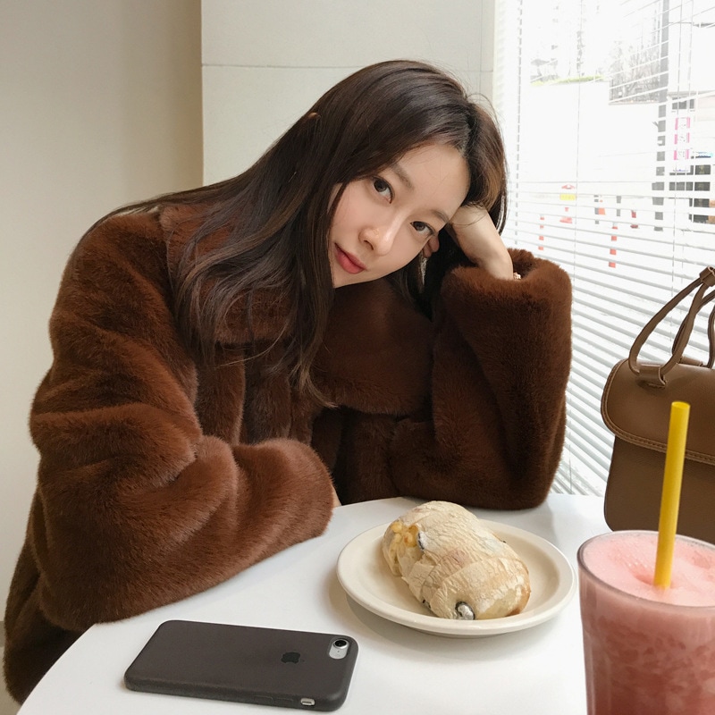 新しい秋冬の韓国風イミテーションファーショートスクエアカラープラッシュコート女性用ゆったり厚く脱落せずファッショナブルで多用途