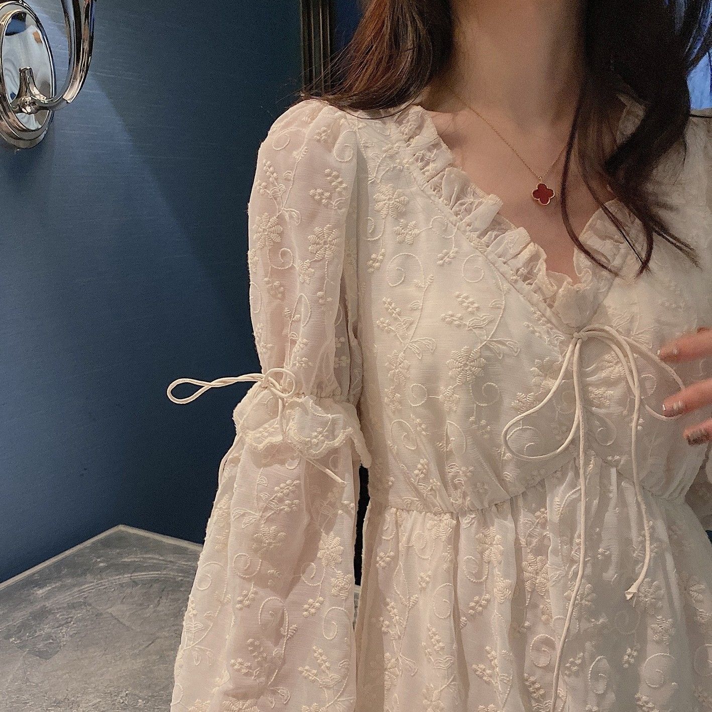 白レースワンピース2025春の新作気品優しいインナー刺繍ウエスト仙女下地ロングスカート30%までに制限