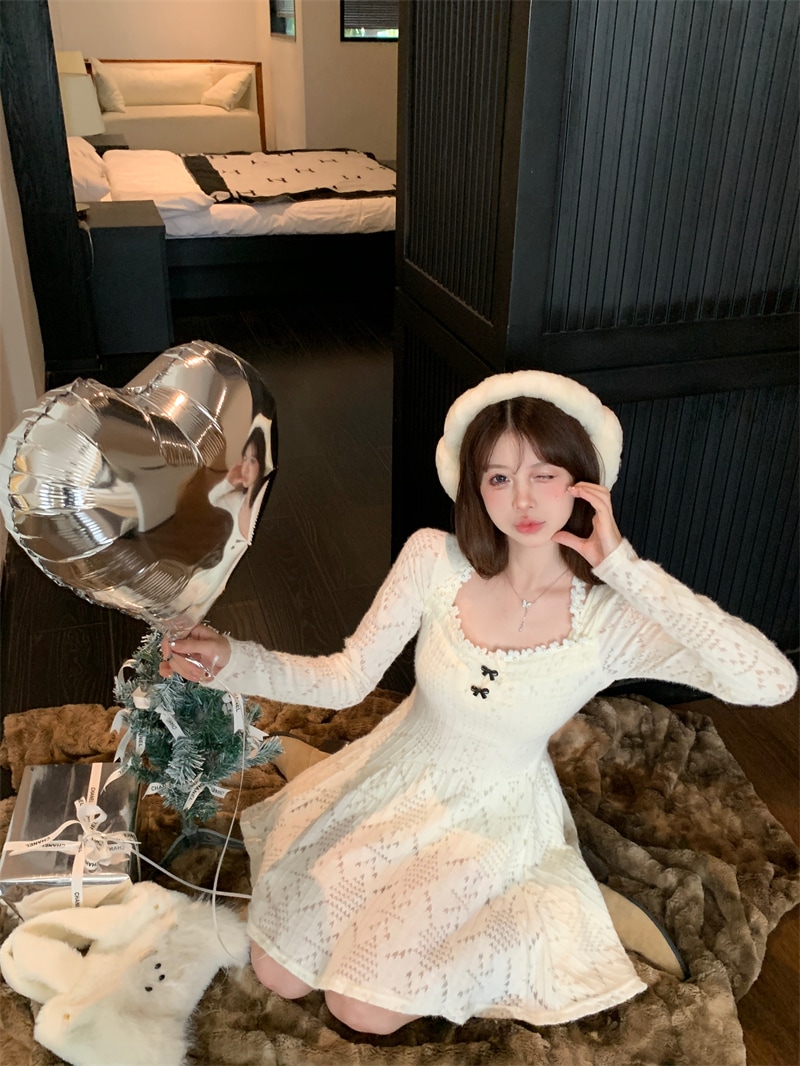 暖かく晴れた冬の白い豪華なスカート長袖と底付きニットドレスP43