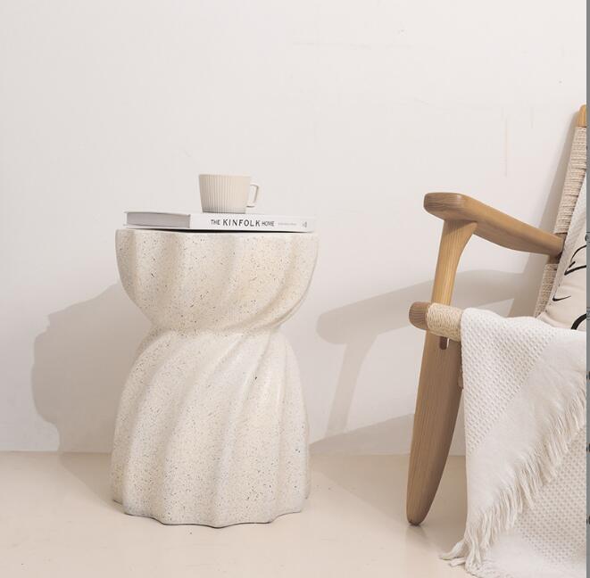 丸いテーブル　ミニマルな空間　インテリア　コーヒ店テーブル　お茶テーブルモダンクリエイティブホワイトコーナーテーブルリビングルームベッドルーム酸化マグネシウムレジャーラウンドサイドテーブル家具