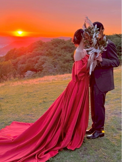 実例写真！カラードレス テラコッタ色 パフスリーブ 光沢サテン Aライン 編み上げ 前撮り