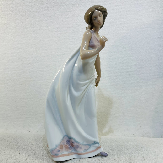 【中古】リヤドロ 春の光の中で 7636　傘欠品