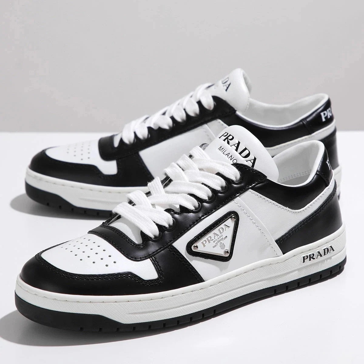 PRADA プラダ スニーカー 1E792M 3LKG レディース ローカット ダウンタウン レザー トライアングルロゴ シューズ 靴 F0964/BIANCO-NERO 【35.5】 77,750円