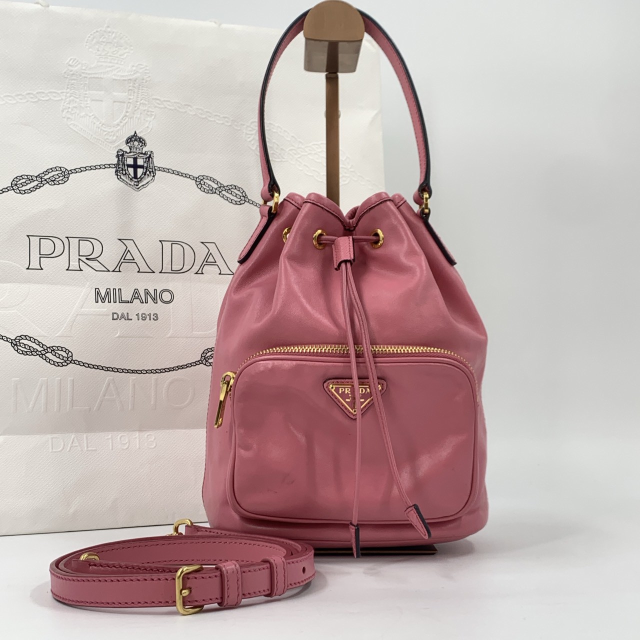 デュエット バケットバック ハンドバッグ ショルダーバッグ トライアングル 三角ロゴプレート サフィアーノレザー 本革 ピンク 桃色 2WAY