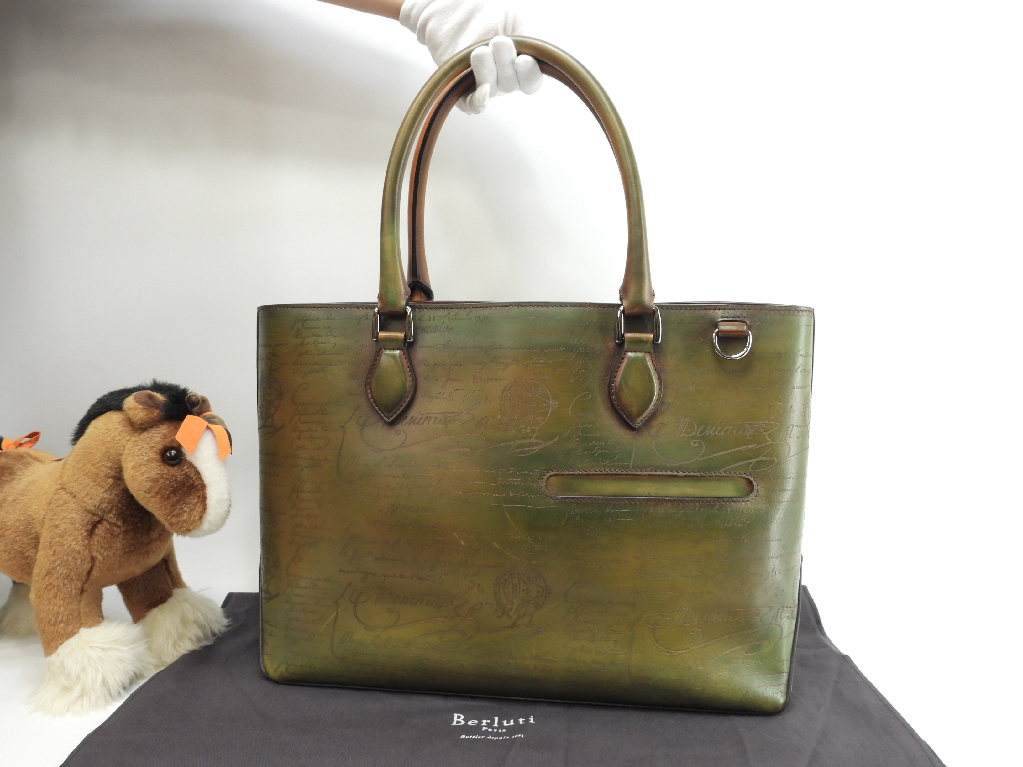 トゥジュール カリグラフィ レザー緑茶 メンズ トートバッグ 新型 極美品@A0230P