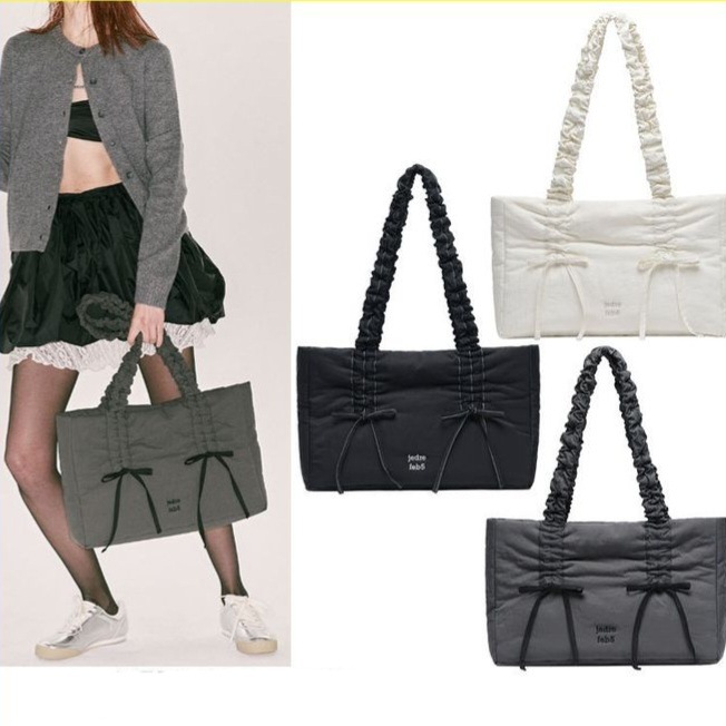 Butterfly shoulder bag Large 3色 ハンソヒ着用