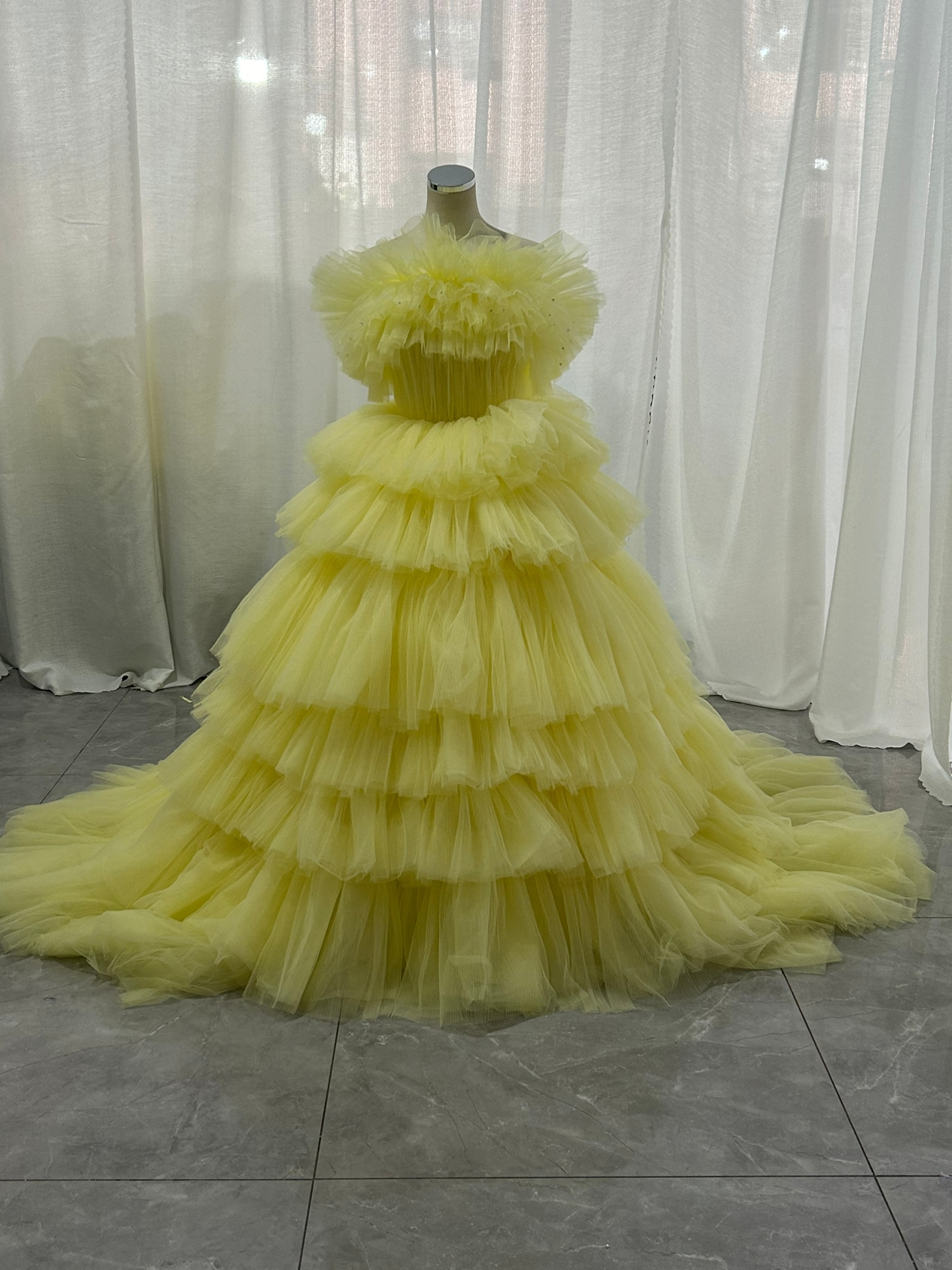 送料無料！カラードレス イエロー ティアードのドレス 編み上げ ベアトップ チュールスカート 花嫁/ウェディングドレス