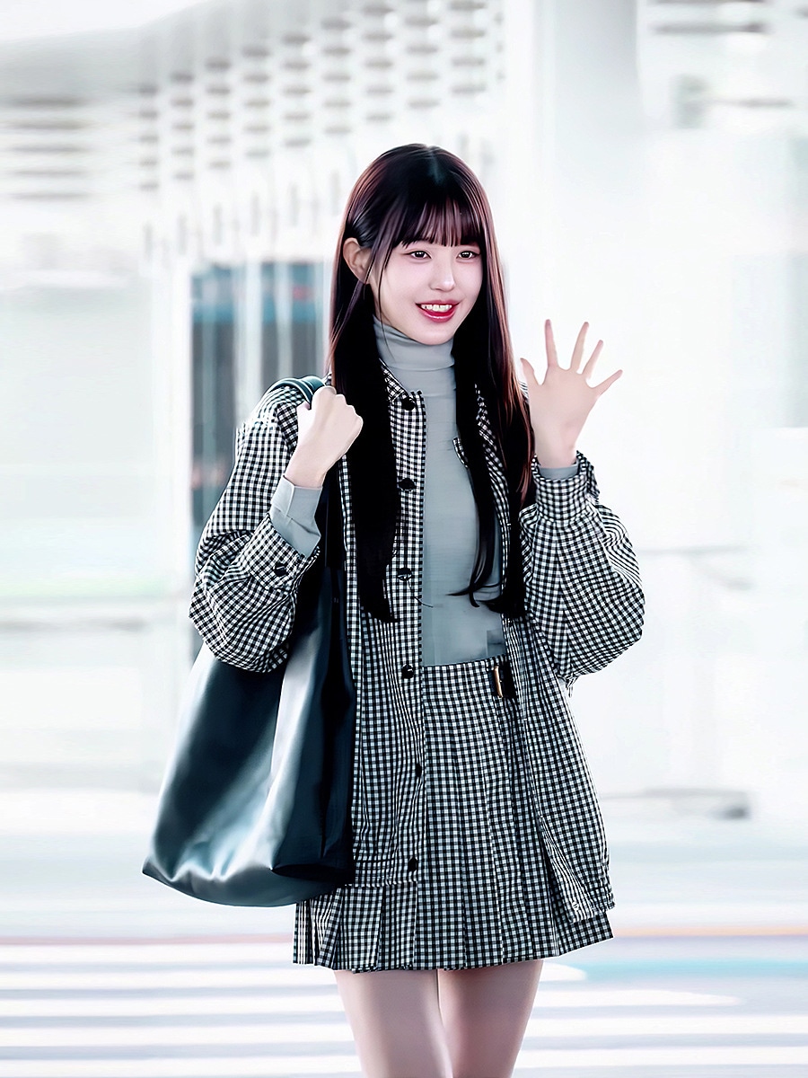 同じスタイルの小さな背の高いカレッジスタイルのレトロなチェック柄のコートのスカートのツーピースのスーツの女性秋のスタイル