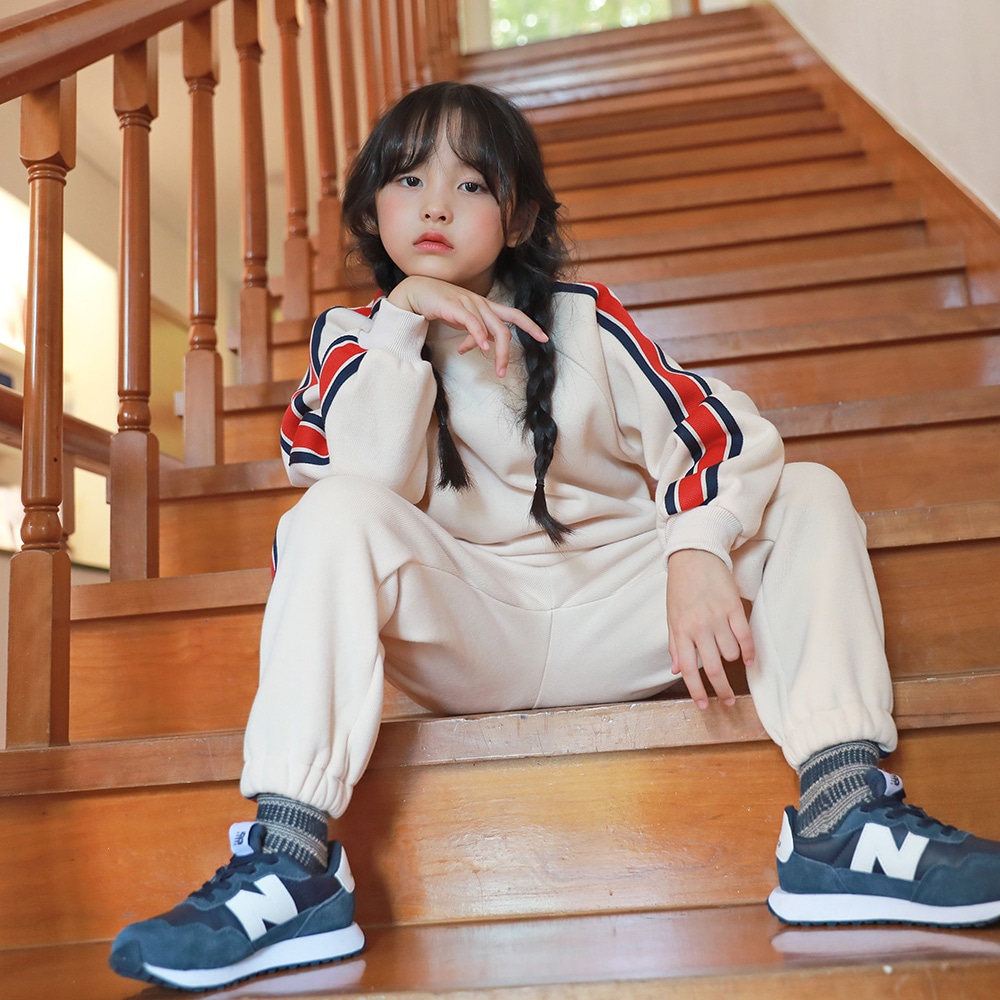 首をふんわり包み込む半ハイネックに柔らかい隆起毛素材で肌寒くなる天気に暖かく着やすい上下セット