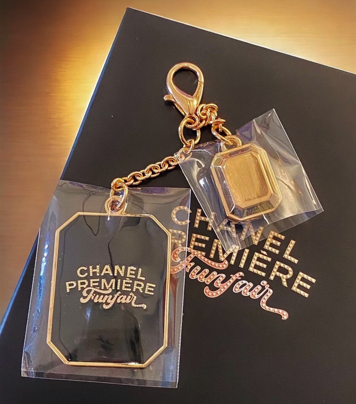 CHANEL 2023 PREMIERE FUNFAIR シャネル プルミエール ファンフェア 海外特別ギフト チャーム/キーホルダー メタル ブラック/ゴールド/ネコポス配送 8,283円