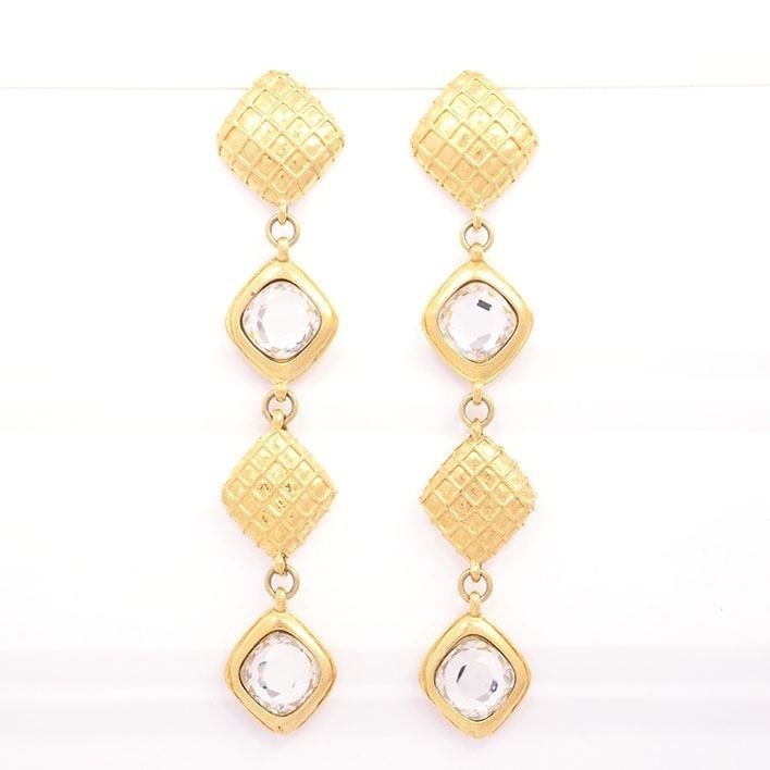 【美品】シャネル マトラッセテクスチャー ラインストーン 4連 ダイヤ型 スウィング クリップタイプ ラインストーン 【イヤリング】