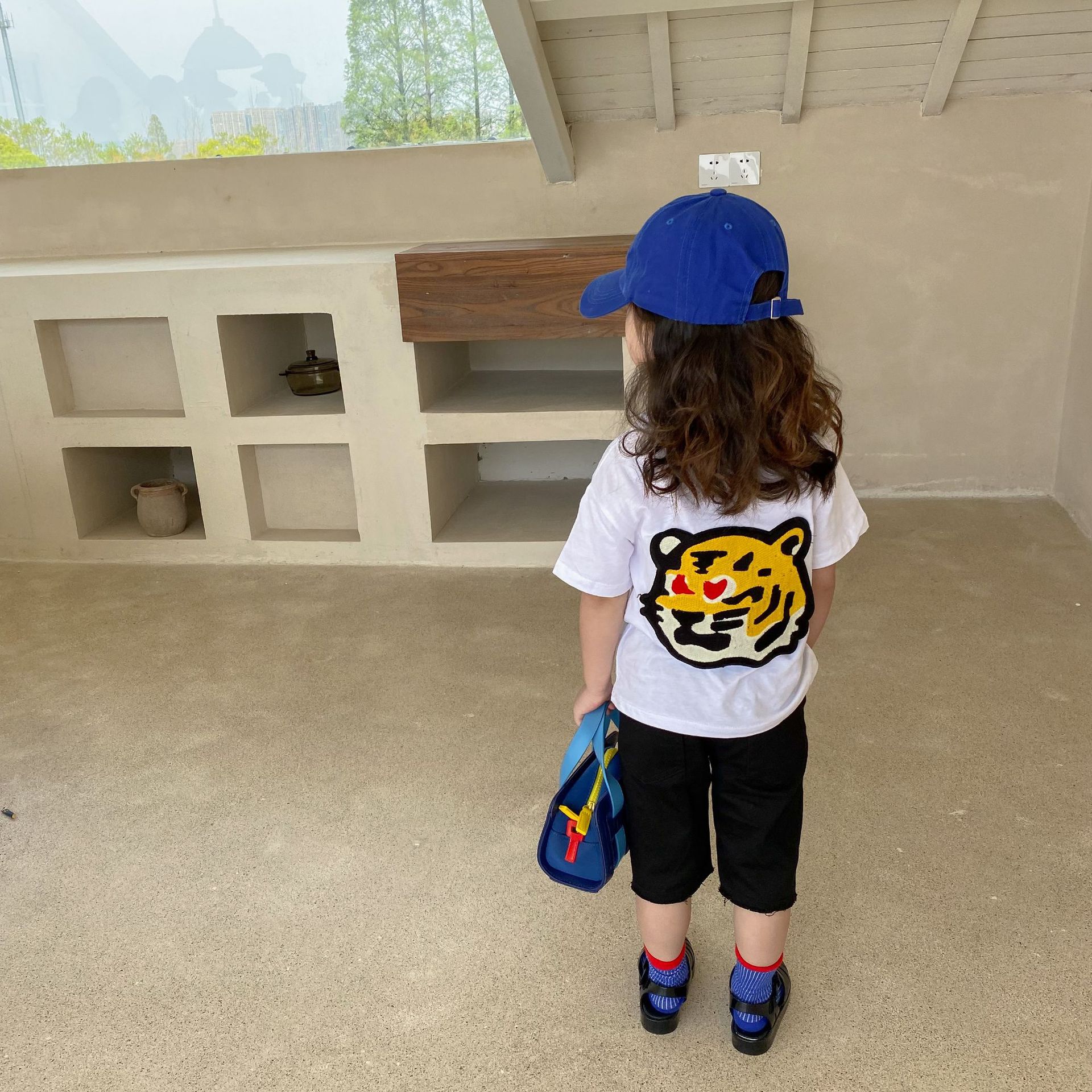 前後刺繍虎 ~ 韓国子供服男女童中性金夏刺繍愛虎半袖tシャツ