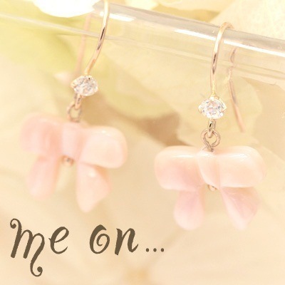 me on...大人アレンジの優しくなれるリボンモチーフ K10ピンクゴールド PG リボンデザインモチーフキュービックジルコニアピンクシェルプチピアス お届けまで２３週間程 ピン