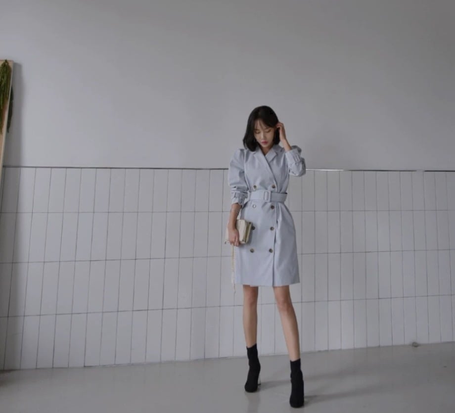 レディース コート 上着 羽織 トレンチ 膝丈 膝上 長袖 パフスリーブ Vネック 襟付き 角襟 ストレート ベルト ポケット 前開き ボタン 薄手 かわいい 大人可愛い きれいめ シンプル 12,108円