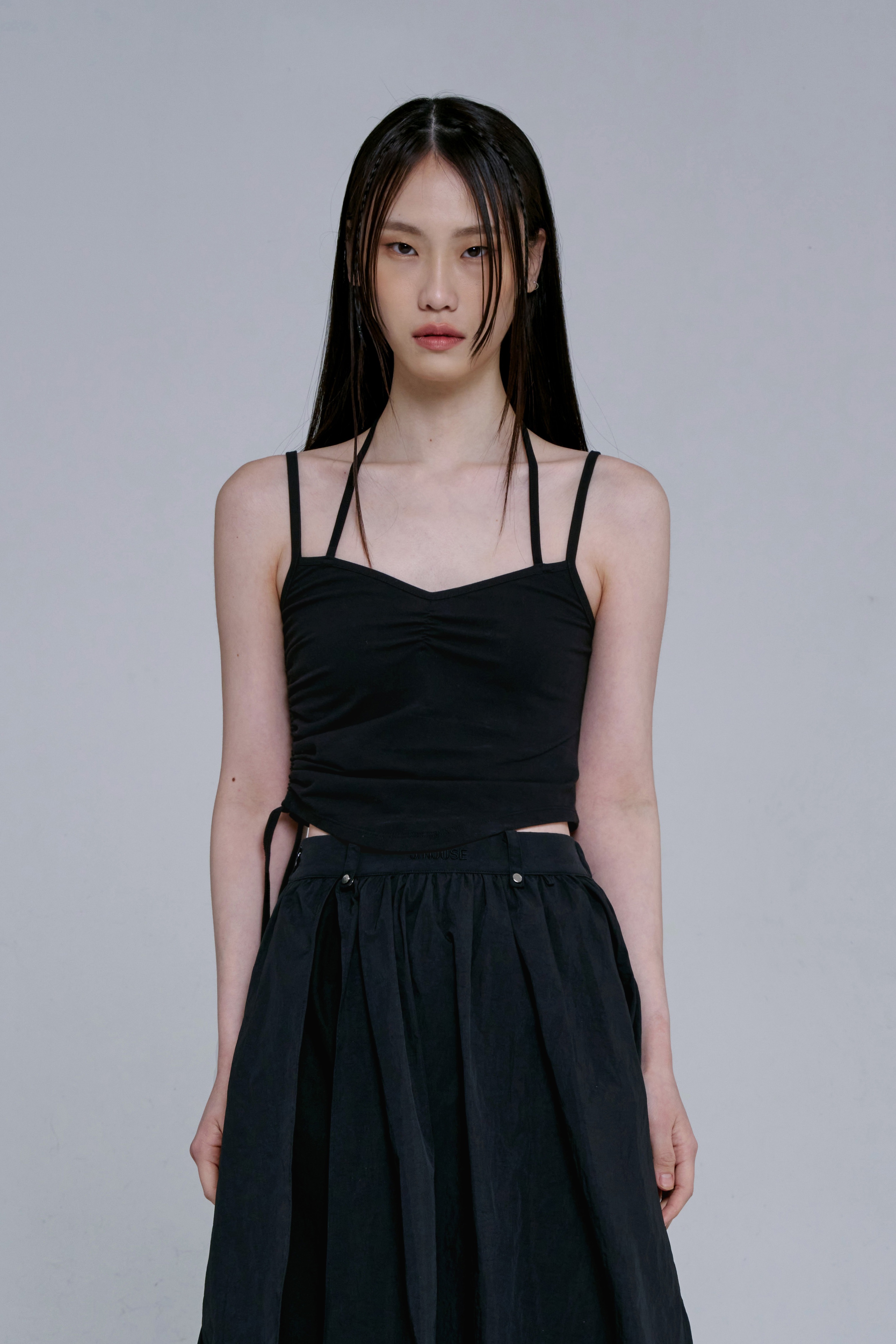 HALTER NECK SHIRRING SLEEVELESS TOP [BLACK]
