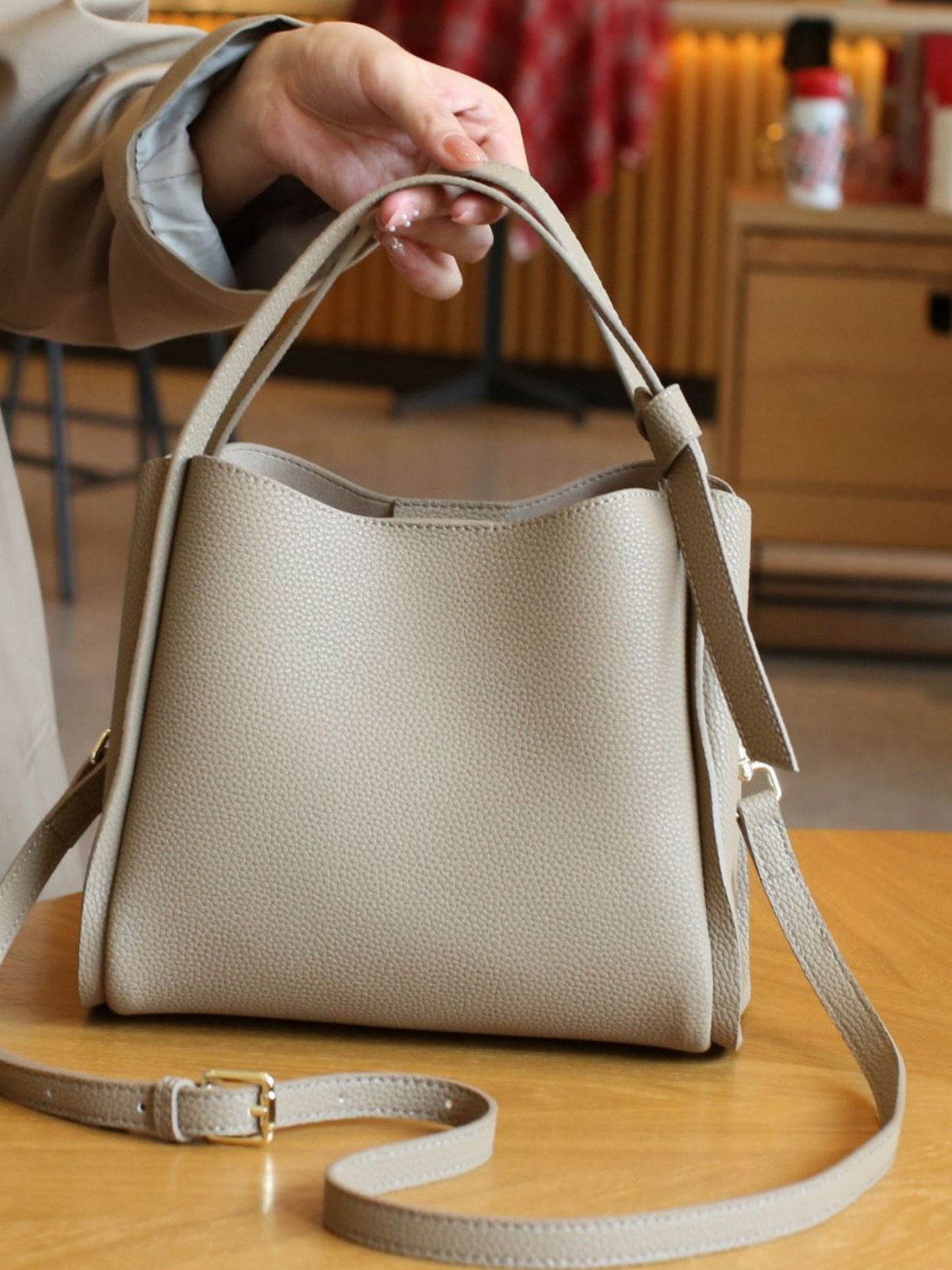 本革ショルダーバッグ レディースショルダーバッグ 軽量トートバッグ レディースバッグ お洒落なトートバッグ 韓国バッグ 5,245円