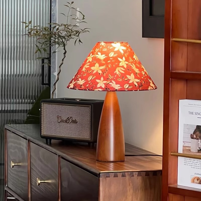 中国標準220 v中世スタイルのフラワーテーブルランプ温かいレトロロマンチックなフランスの牧歌的なスタイルベッドルームスモールテーブルランプ雰囲気