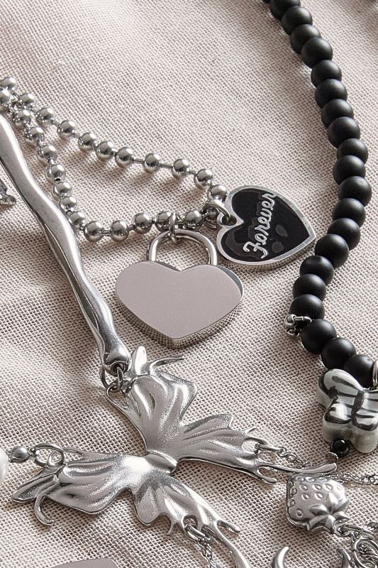 블랙 하트 볼 네크리스