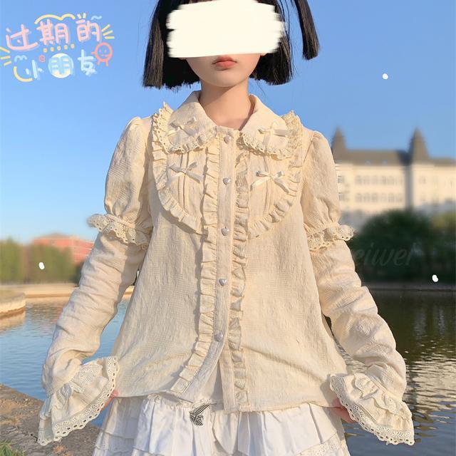 ロリータロリータ裏地シャツ女性シーズン人形襟木耳エッジ長袖ボトムシャツブラウストップス