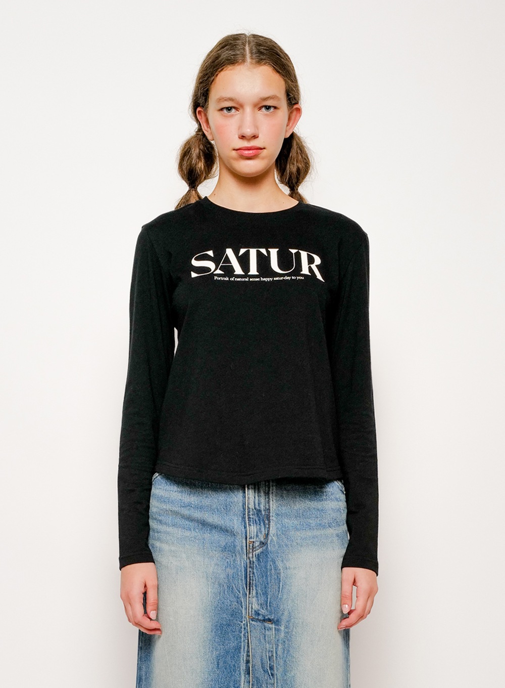 【SATUR】 SIGNATURE LOGO COTTON LONG SLEEVE : CLASSIC BLACK
