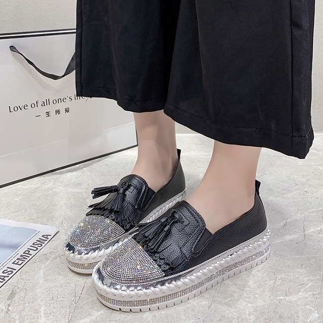 ローファー ブラック カジュアル フリンジ 韓国 レディース オルチャン 厚底スリッポン ラインストーン タッセル キラキラ スニーカー ピンク 白 ホワイト ビジュー 黒 歩きやすい