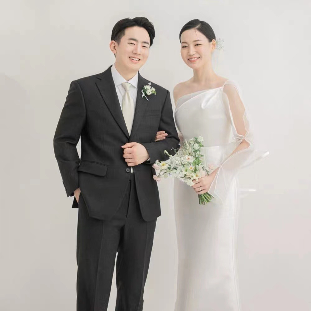 長袖のストラップの軽いウェディングドレスはシンプルです