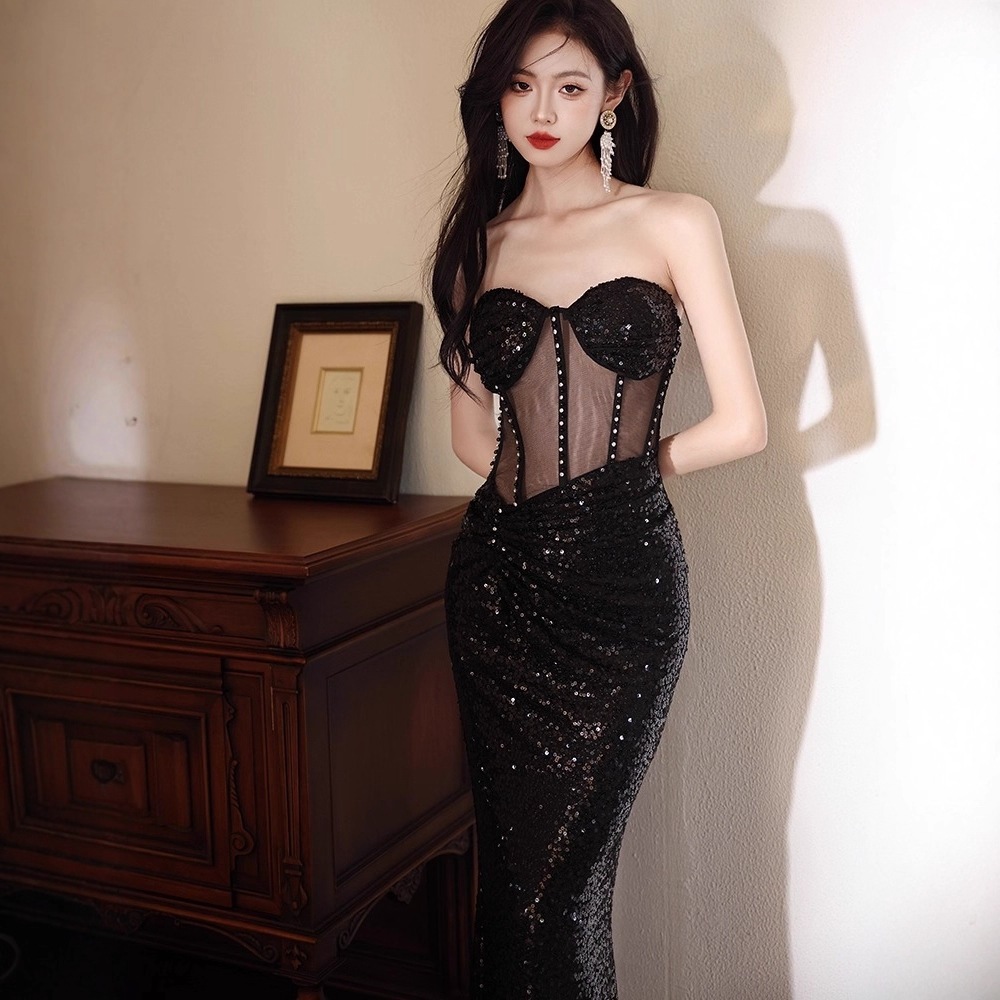 セクシーな黒のホルターネックのイブニングドレスフィット感のあるエレガントなドレス社交界の人のためのスパンコールのついたマキシドレス