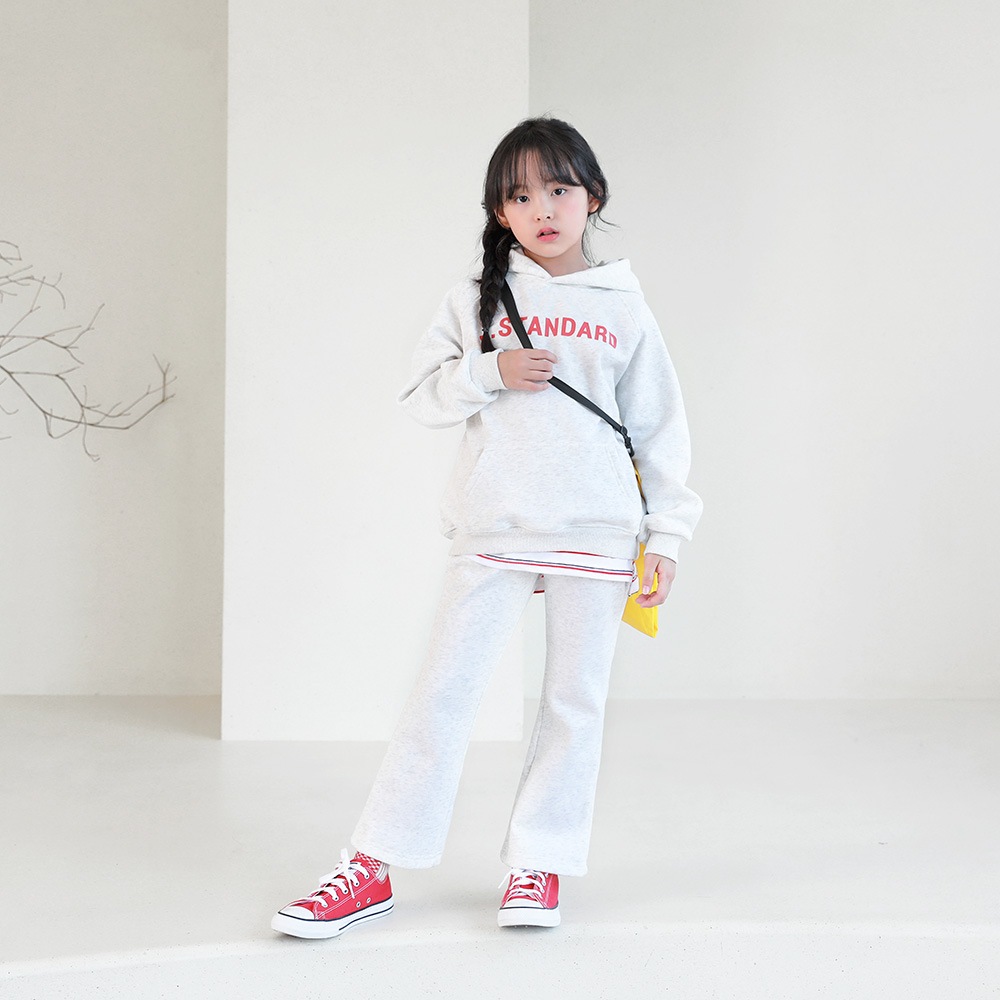 大きめで使いやすいフードと ブーツカットでトレンディーなパンツ構成の上下セット