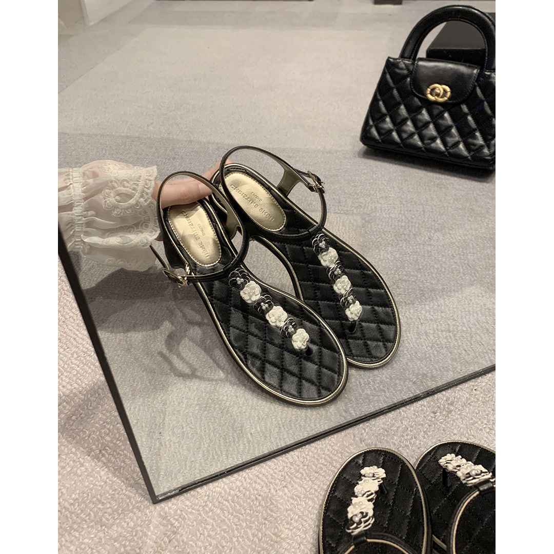 ポルスキンバージョンスーイニンと同じスタイルと同じスタイルと同じスタイルと同じスタイル女性のビーチシューズのための小さな香りのよいカメリアパールクリップピートフラットサンダルヘリンボーンサンダル