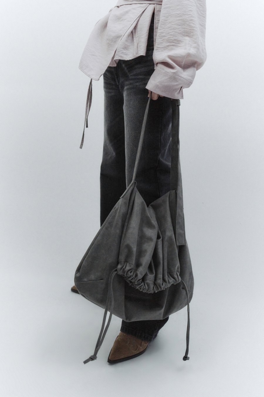 【INSILENCE】 WASHED VEGAN LEATHER SHOULDER BAG : CHARCOAL