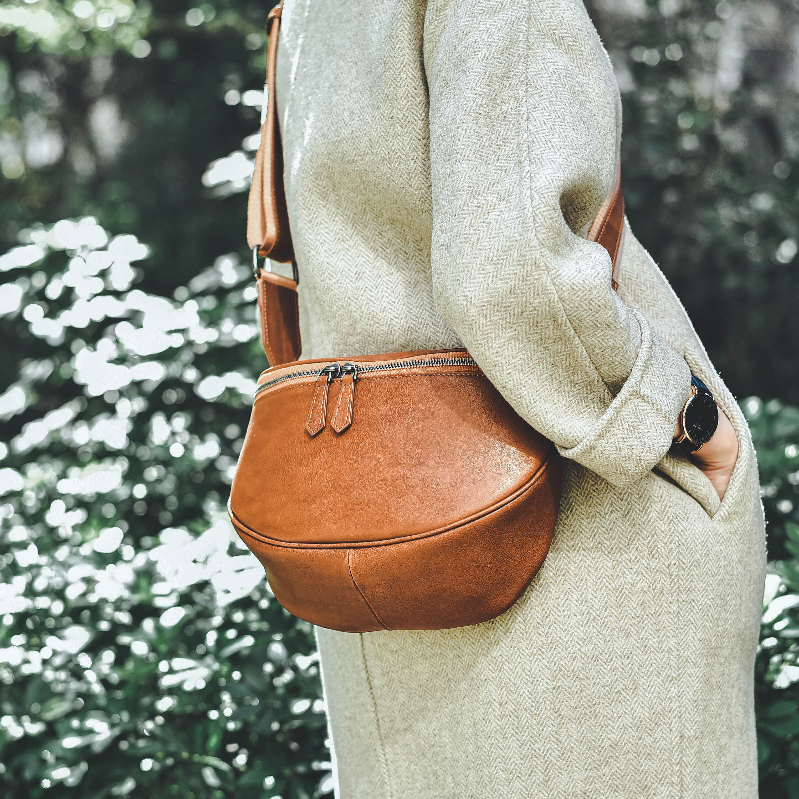 オリジナル手作り本革斜め掛け女性バッグINSレトロな気質純皮サドルバッグワイドショルダー大容量斜め掛けバッグ