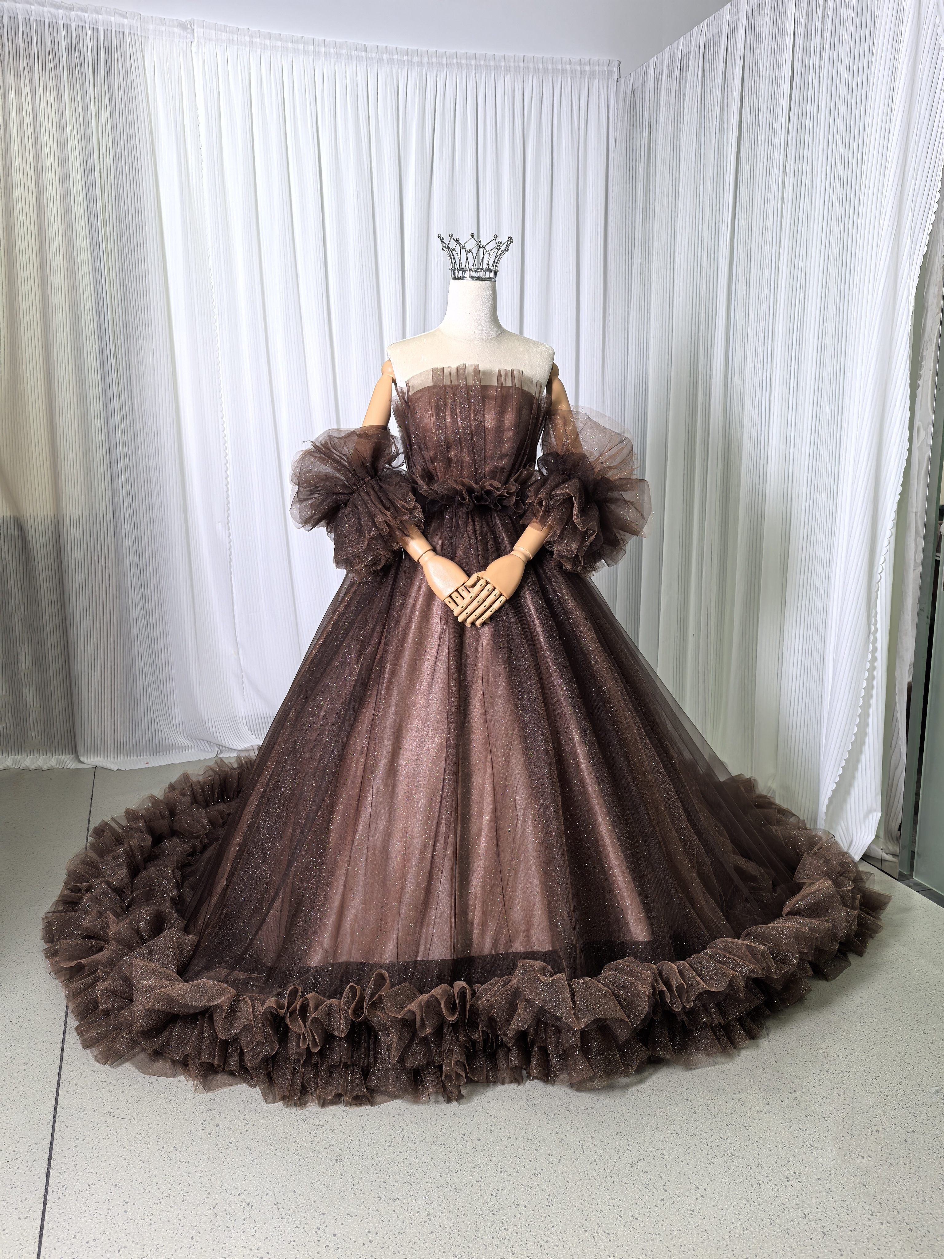 華やか カラードレス コーヒーの色 ベアトップ 姫袖 ラッフルフリル 豪華なバックリボン キラキラチュール 花嫁