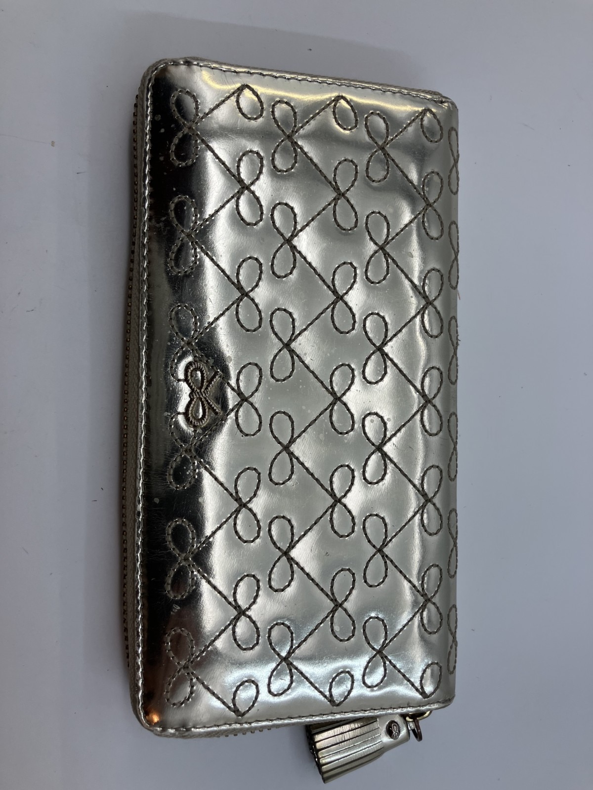 Anya Hindmarch 長財布 ラウンドファスナー リボンキルティング メタリックゴールド パテント