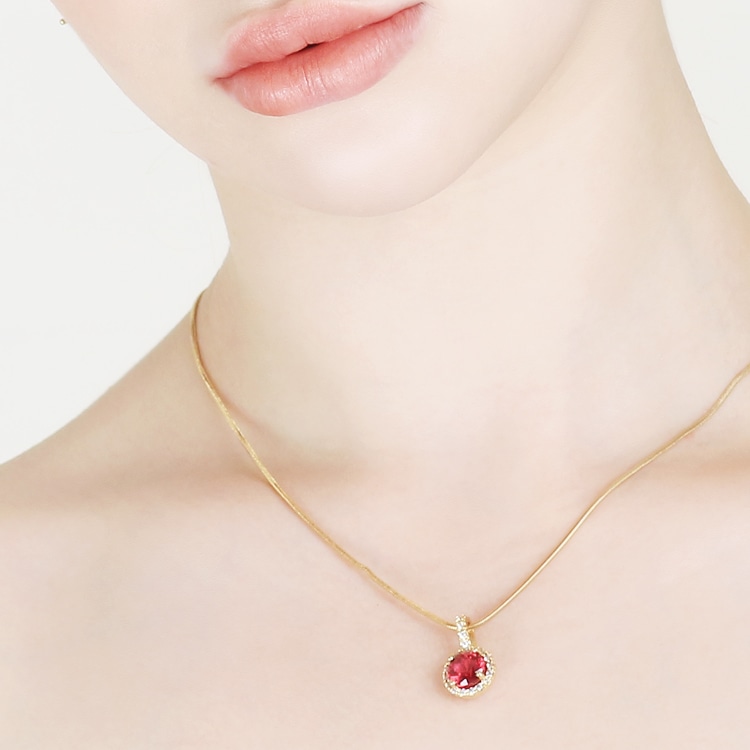 今日一日あなたを輝かせてくれるネックレスを紹介します