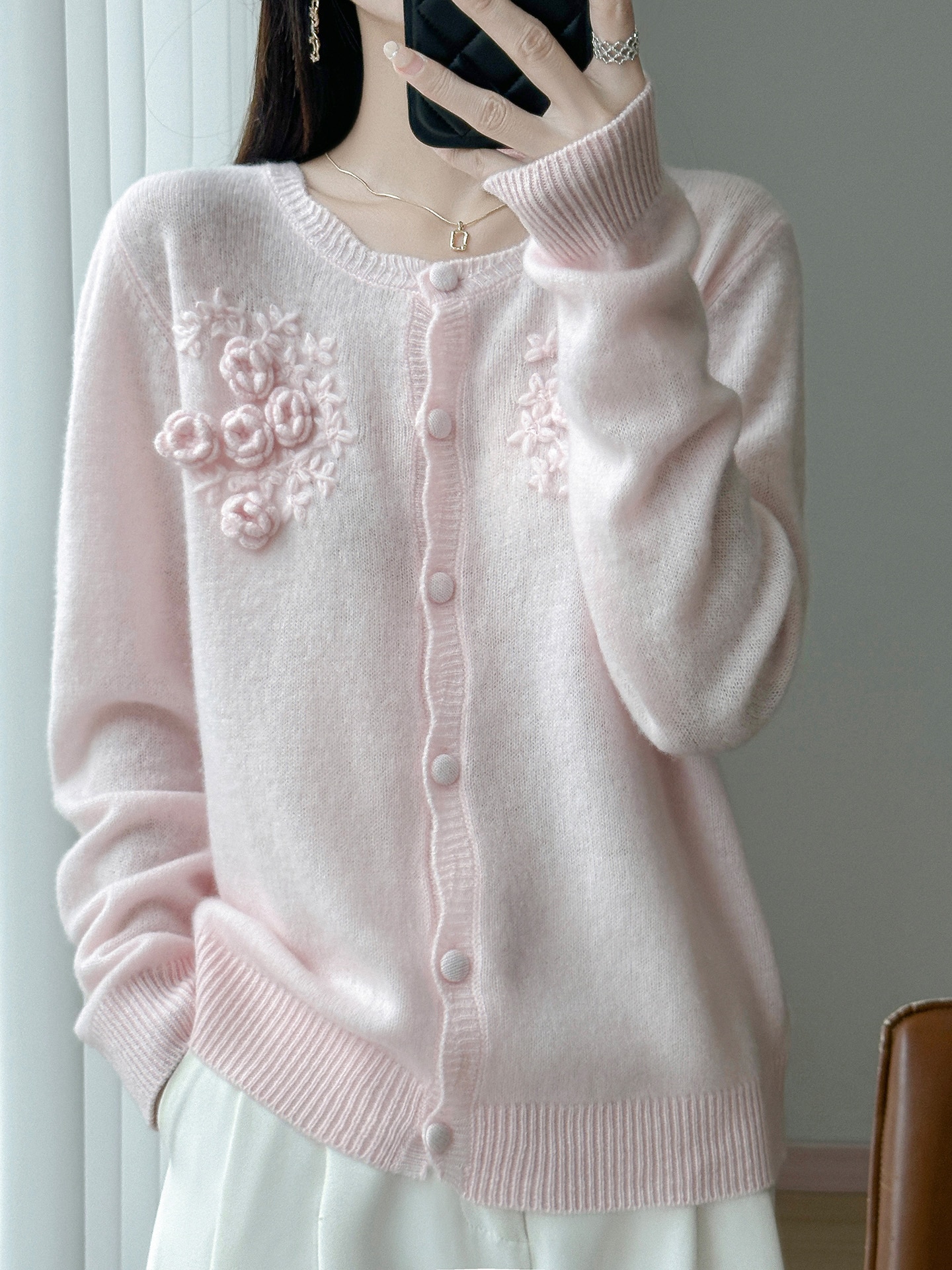 ゆったり2025女10ニットコートセーター丸首フックフラワー重工ウール刺繍ホワイト