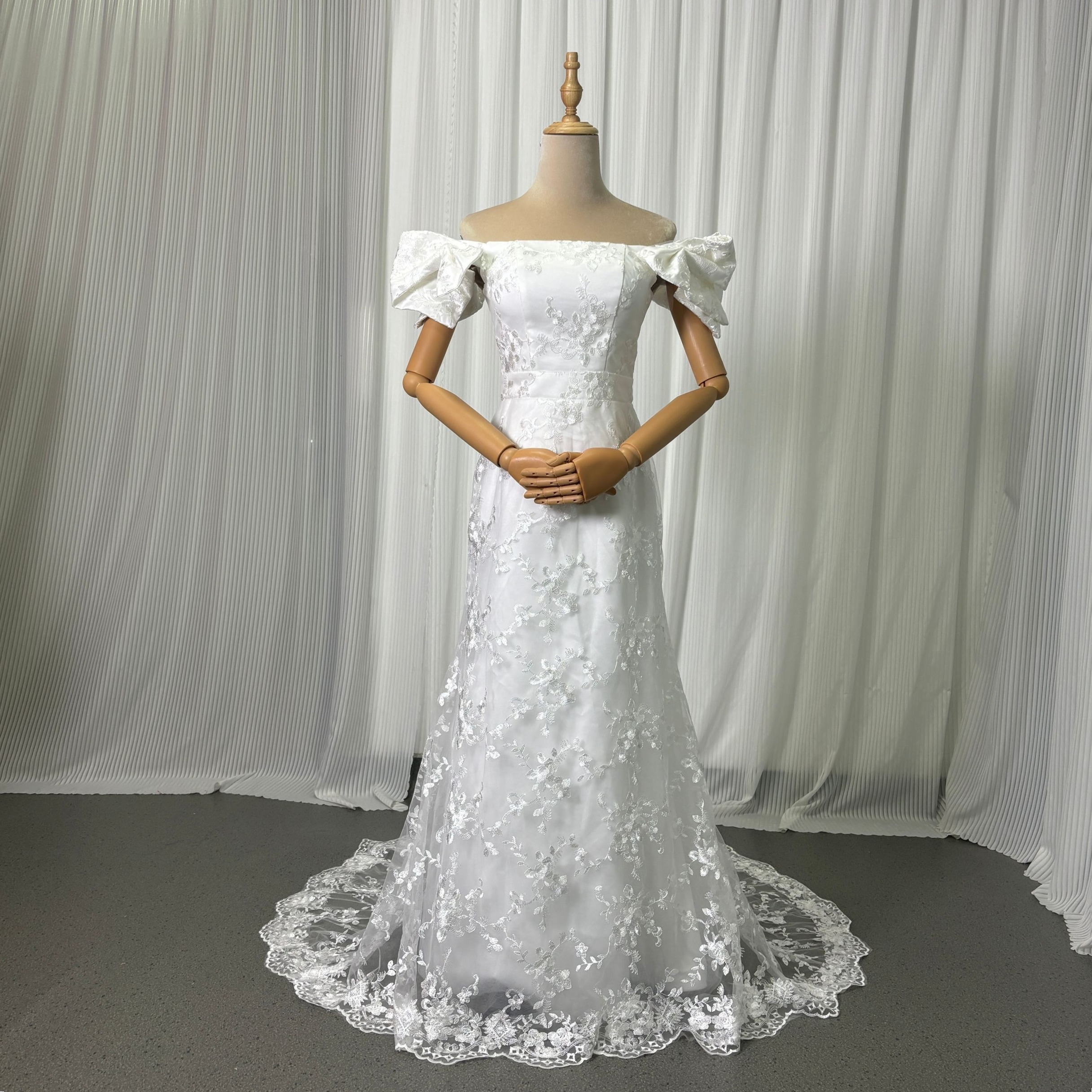 ウェディングドレス 姫袖 オフショルダー 贅沢な総レース 優雅なシルエット ファスナー 結婚式/披露宴