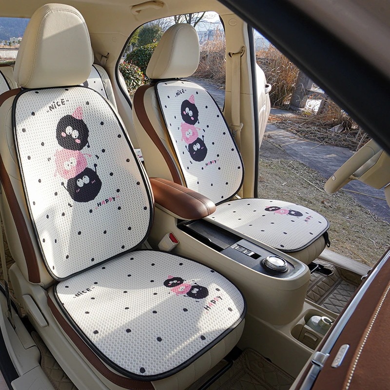 車のシートクッション 夏用 アイスシルク 通気性 小さな石炭ボール 車内冷却パッド 換気 四季対応 ユニバーサルカークッション 薄型