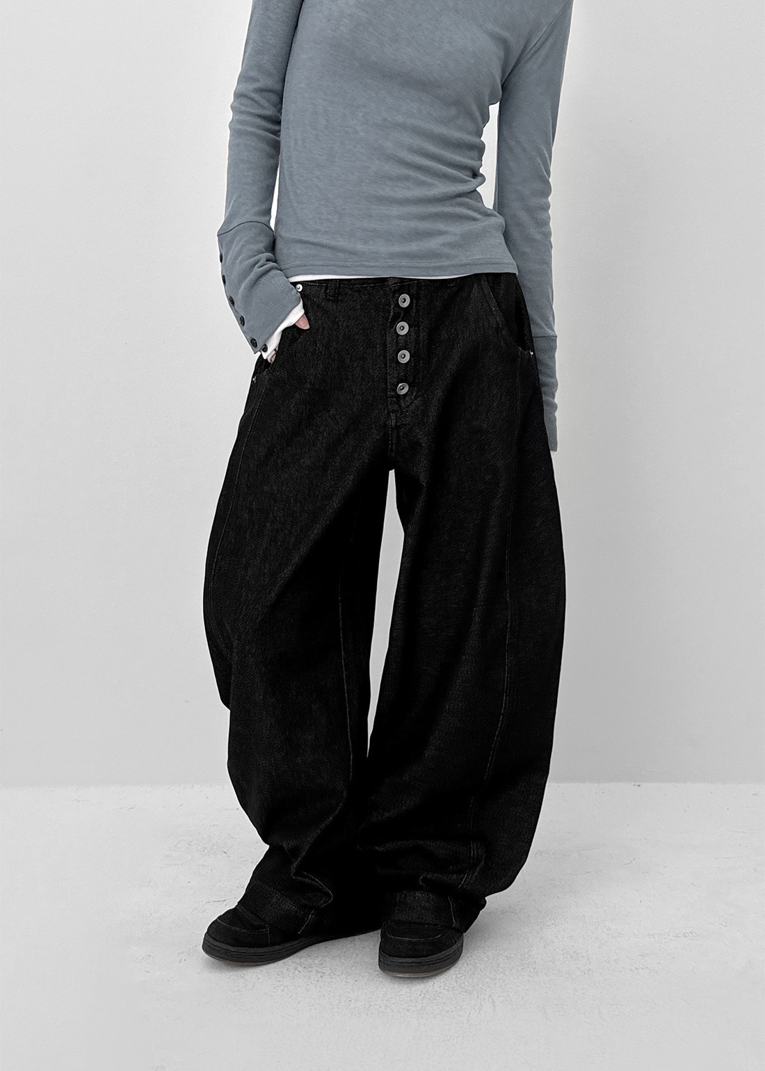 (UNISEX) ブラッキーボタン ノンフェード 生生地 バルーンワイドデニムパンツ