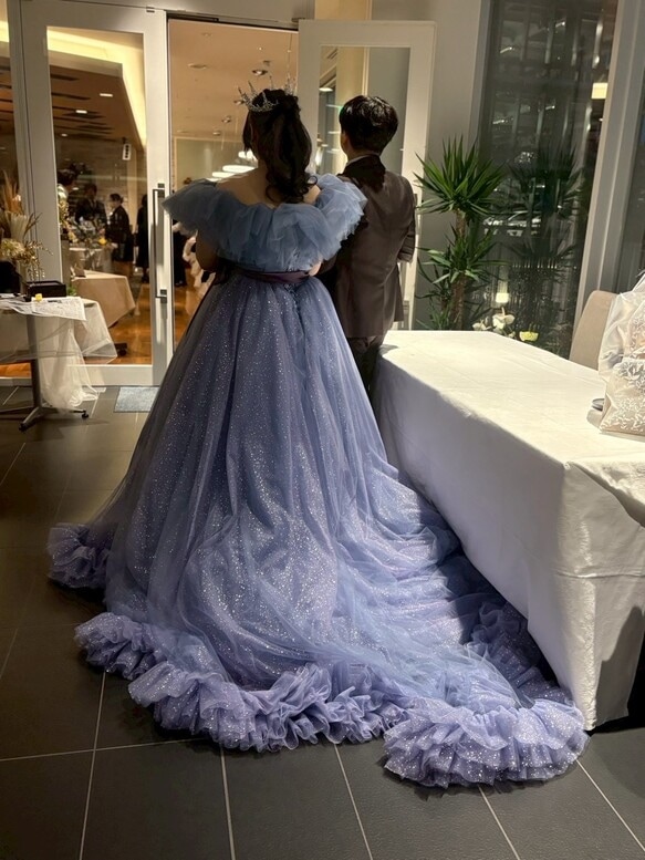 実例写真！カラードレス ブルー オフショルダー シークインチュール 華やかなトレーン 編み上げ 結婚式