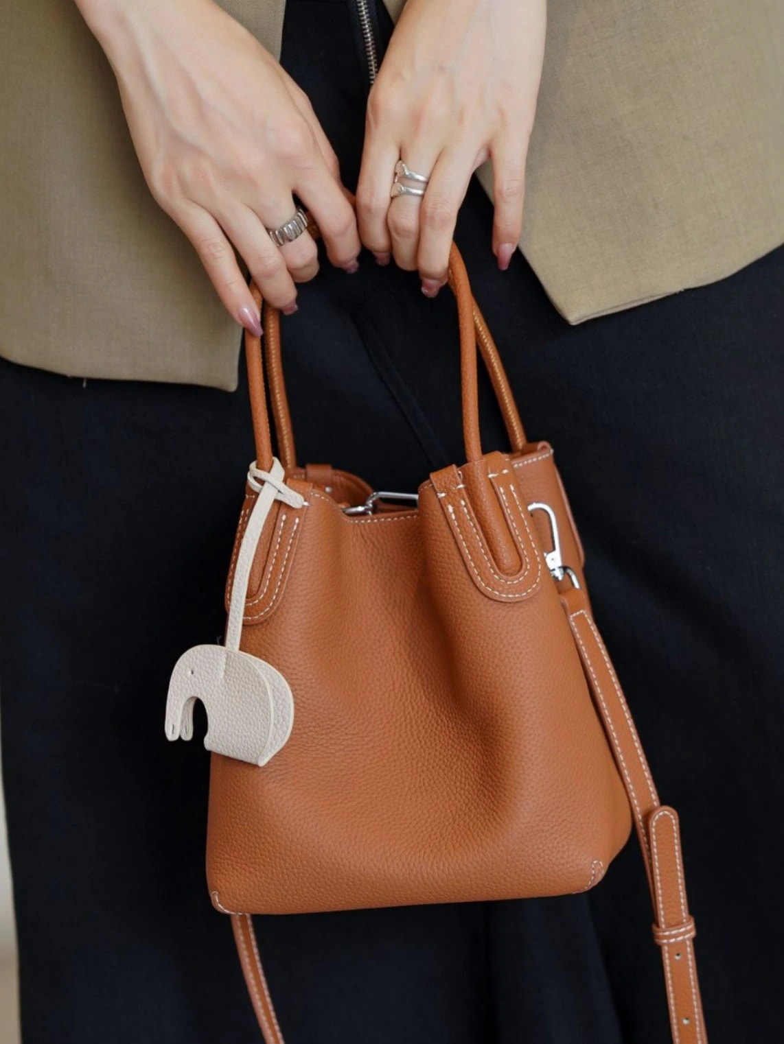 本革ショルダーバッグ　通勤通学トートバッグ　レディース 肩掛けバッグ　韓国ショルダーバッグ　大容量トートバッグ