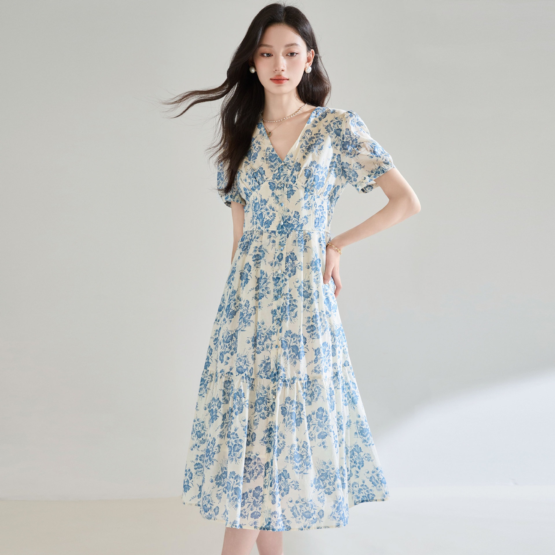 【送.料.無.料.急速発送】Vネック青と白の小花純綿半袖修身系茶休ワンピース