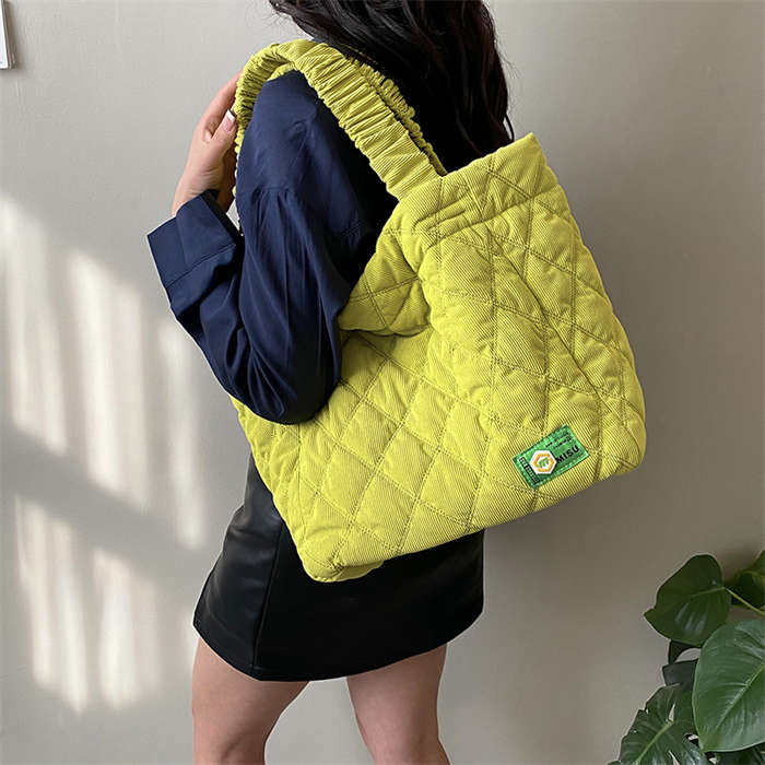 ショルダーバッグ トートバッグ 大容量 ギフト コットン コーデュロイ A4 実用的 かわいい キルティング レディース 軽量 春 秋 冬 仕事バッグ おしゃれ シンプル 無地 旅行 プレゼント 贈り