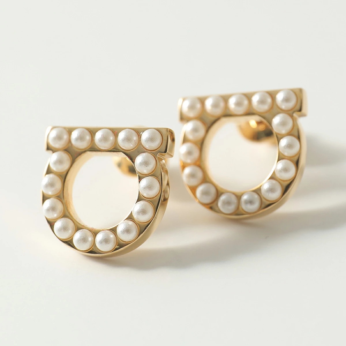 FERRAGAMO フェラガモ ピアス 76 0125 レディース アイコンモチーフ パール アクセサリー 001