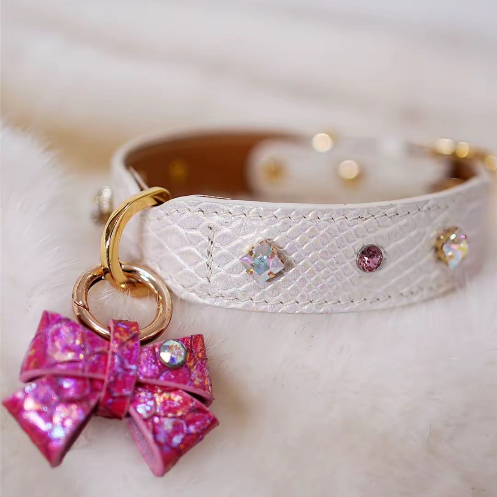 本革ペットカラー ペット用ネックレス ハンドメイド/ホワイト＆ピンク/リボンチャーム付き 装飾 キラキラ輝く//犬 革ネックレス 猫 リボンカラー// 【オーダーメイド可】