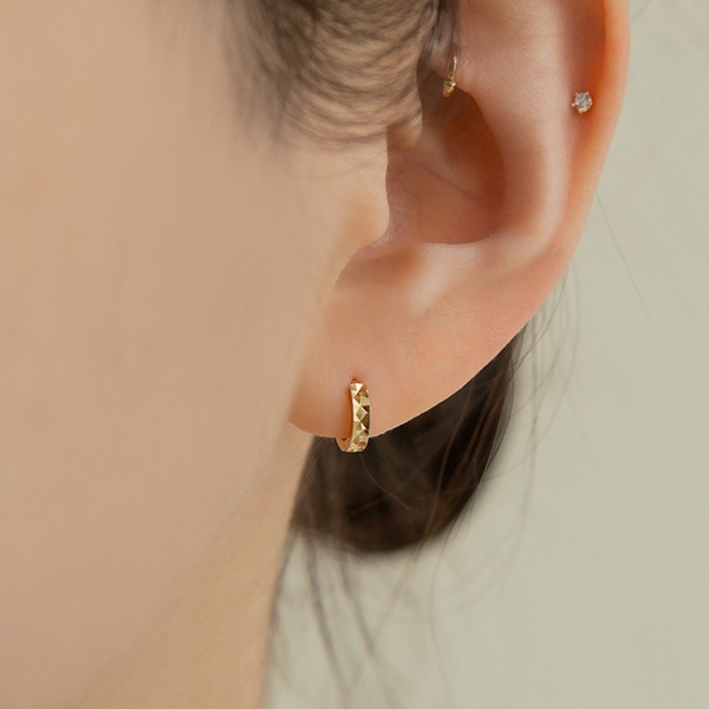 LUNNE 14k トゥインクルカッティングワンタッチリングピアス (14k ゴールド) S09