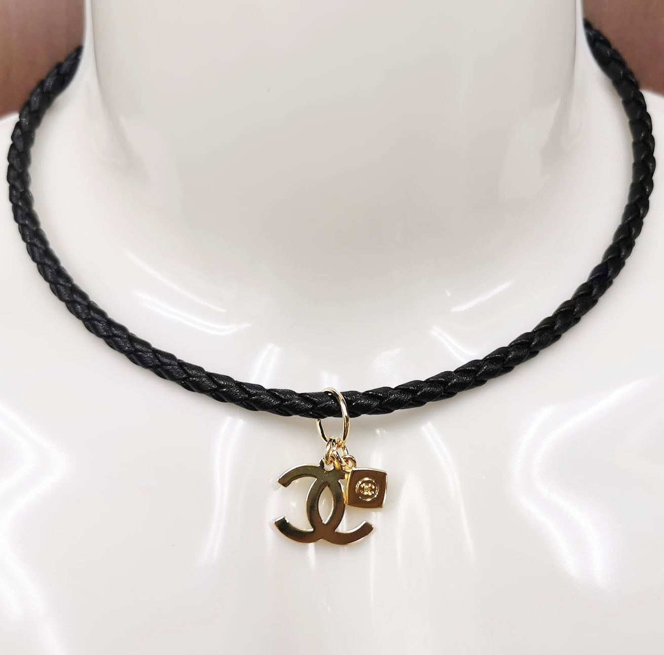 CHANEL 2023 HOLIDAY シャネル ホリデー限定 CCロゴチャーム レザーチョーカー 40cm (社外品) 直径5mm 丸編み ゴールド/ブラック /ラッピング不可商品/ネコポス配送